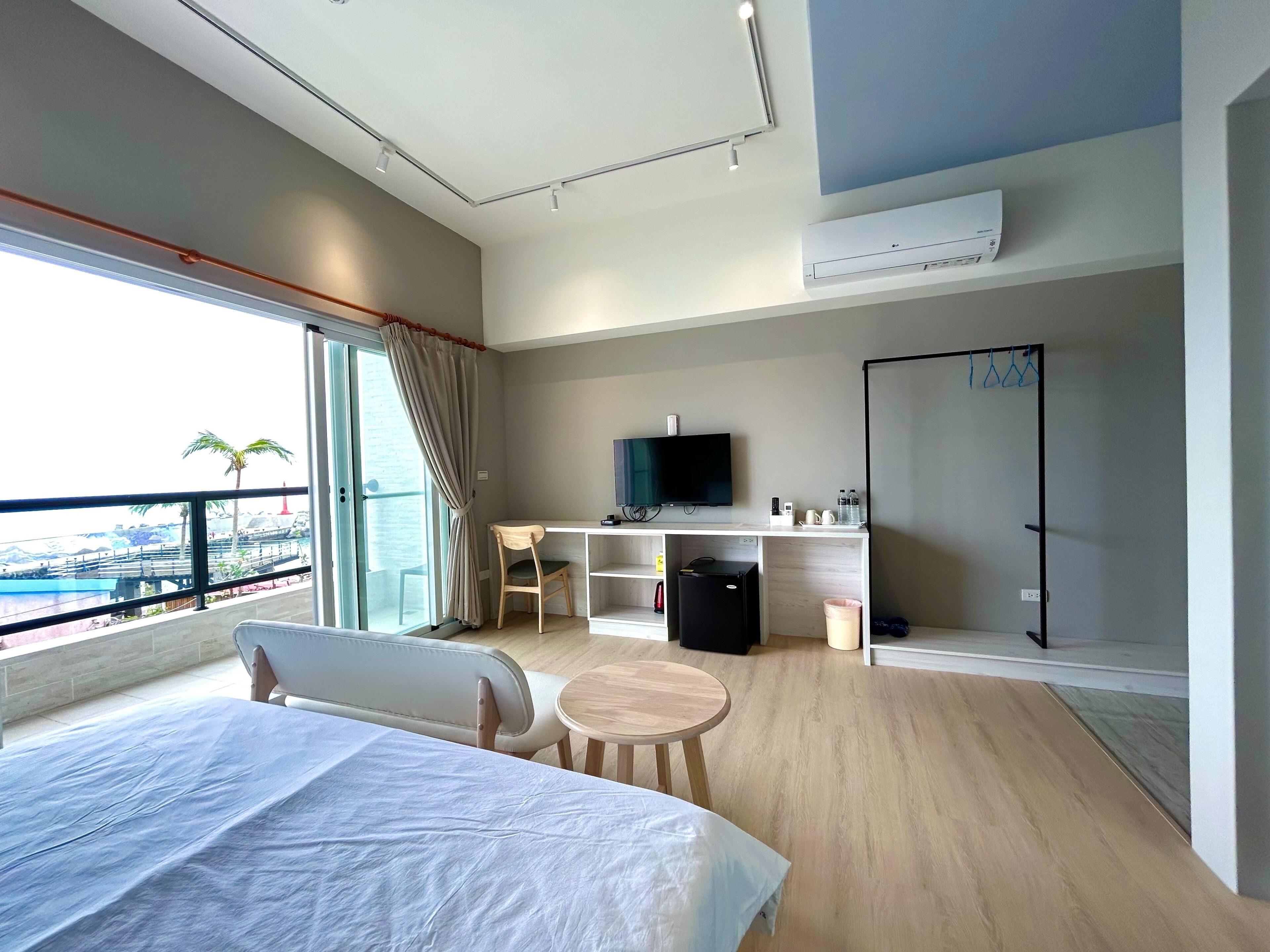 Deluxe Double Room, 1 Bedroom, Bay View | Bathroom | Shower, rainfall showerhead, free toiletries, hair dryer