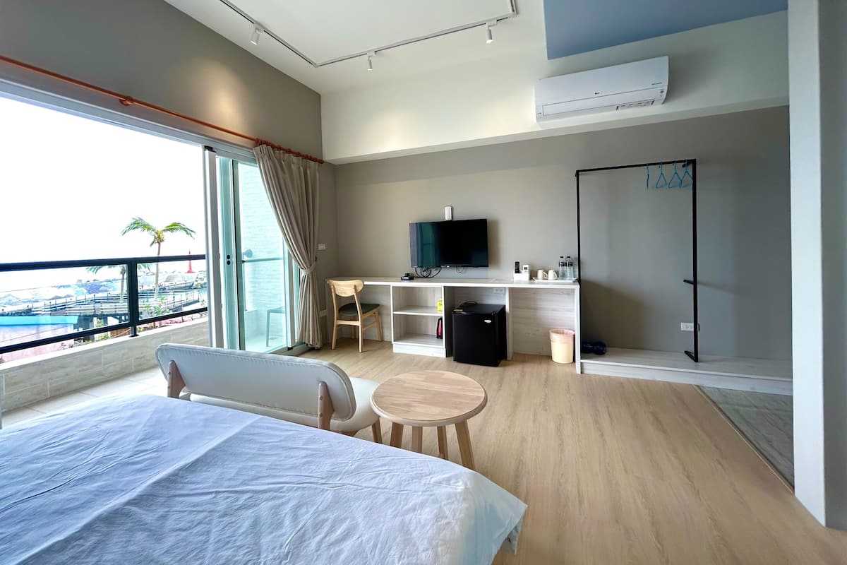 Deluxe Double Room, 1 Bedroom, Bay View | Bathroom | Shower, rainfall showerhead, free toiletries, hair dryer