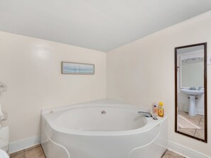 Combined shower/tub, hair dryer, towels