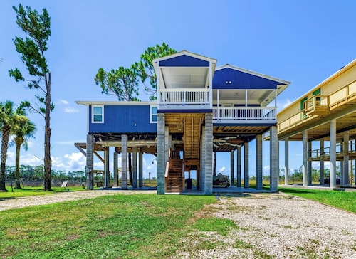 Waterfront Scallop & Fish Spot! Private Dock 2 boats + Ice Machine—Pet Friendly
