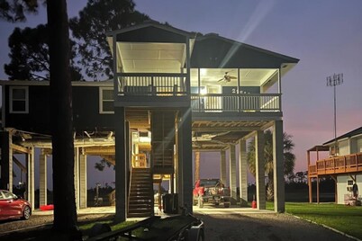 Prime fishing/scalloping spot on the water w/ice machine, dock + pet friendly