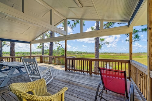 Waterfront Scallop & Fish Spot! Private Dock 2 boats + Ice Machine—Pet Friendly