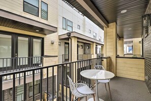 Outdoor dining - 3-Story Provo Townhome: 1 Mi to BYU! (Provo)