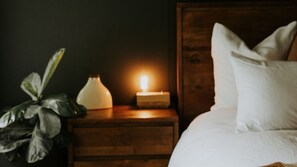 1 bedroom, iron/ironing board, WiFi, bed sheets - The Artemis Cottage - Romantic Couples Retreat (Woodlands)