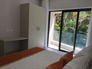 1 habitación, caja de seguridad en la habitación y escritorio 