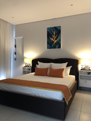 1 Schlafzimmer, Zimmersafe, Schreibtisch, Bügeleisen/Bügelbrett