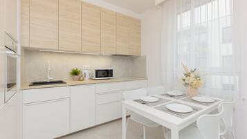 Departamento, 1 habitación, balcón | Cocina privada | Microondas, lavavajillas y utensilios de cocina