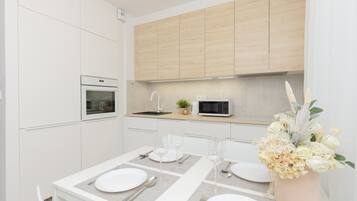 Apartment, 1 Bedroom, Balcony | In-room dining