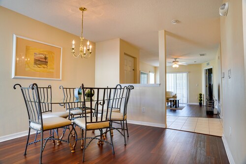 Lovely apartment, near Disney, Fits 8 people