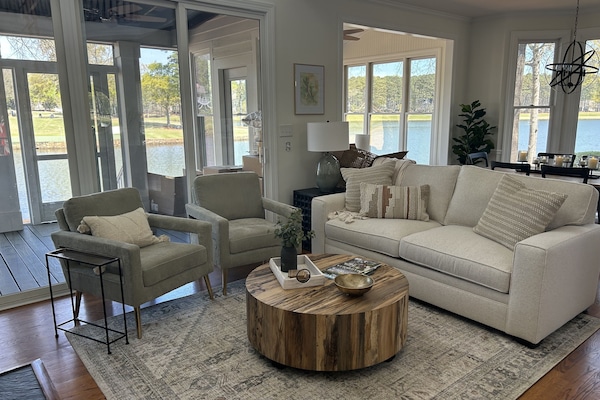 Open floor plan, Family/Living room flows into Dining Room, Sun Room, and Porch!
