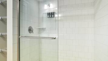 Hiustenkuivaaja, pyyhkeet, saippua, sampoo