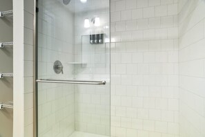 Haartrockner, Handtücher, Seife, Shampoo