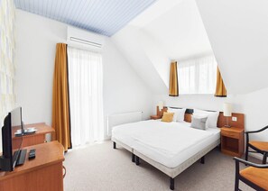 Ropa de cama de alta calidad y caja de seguridad en la habitación