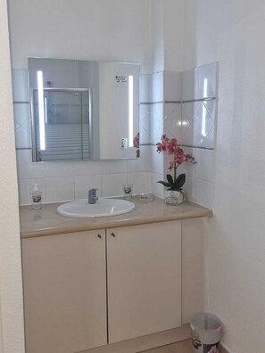 Handtücher, Seife, Toilettenpapier