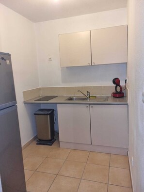 Kühlschrank, Mikrowelle, Herdplatte, Wasserkocher mit Kaffee-/Teezubehör