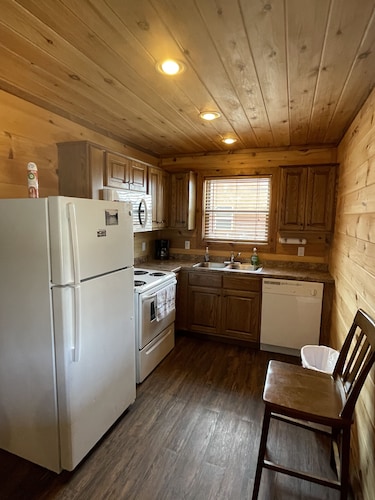 Cozy Cabin on the edge of town only 1/2 mile from Current River !