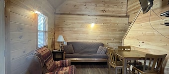 Cozy Cabin on the edge of town only 1/2 mile from Current River !