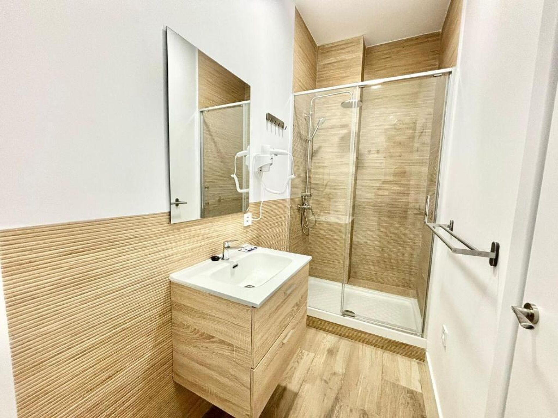 Hårføner, håndklær, såpe og toalettpapir