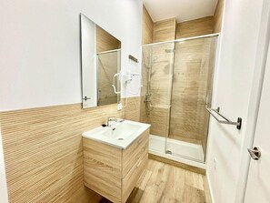 Hiustenkuivaaja, pyyhkeet, saippua, vessapaperi