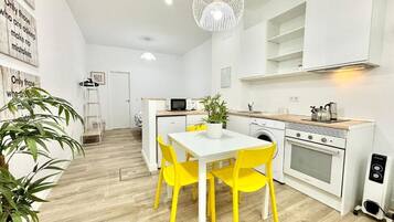 Køleskab, mikrobølgeovn, ovn, kaffe-/temaskine