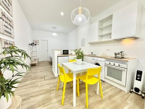 Jääkaappi, mikroaaltouuni, uuni, kahvin-/teenkeitin