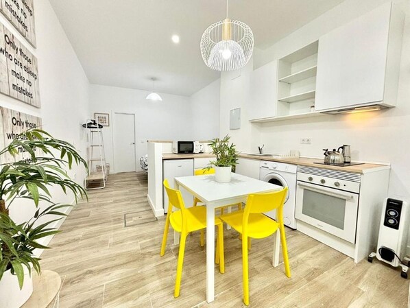 Jääkaappi, mikroaaltouuni, uuni, kahvin-/teenkeitin