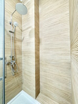 Sèche-cheveux, serviettes fournies, savon, papier toilette