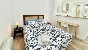 A bedroom with a bed, bedside tables, a desk, and a mirror. - Mejorana Apartament (1 bedroom apartment) (Madrid)