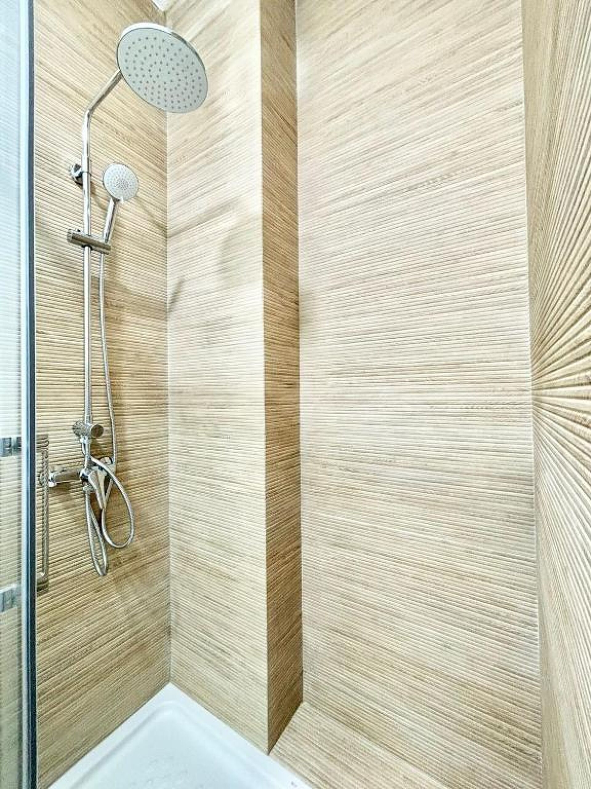 Secadora de cabello, toallas, jabón, papel de baño 