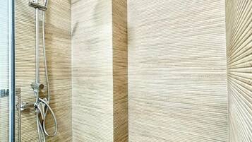 Secadora de cabello, toallas, jabón, papel de baño