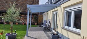 Terrace/patio - Ground floor apartment with garden and air conditioning on the Moselle between Cochem and Koblenz (Moselkern)