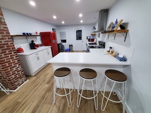 Kjøleskap, mikrobølgeovn, ovn og kokeplater