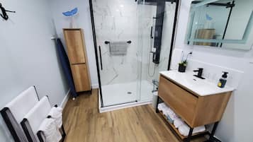 Douche, sèche-cheveux, serviettes fournies, savon