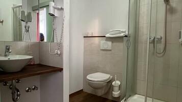 Habitación básica con 2 camas individuales, 2 camas individuales | Baño | Regadera tipo lluvia, amenidades de baño gratuitas, secadora de cabello