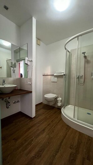 Basic Twin Room, 2 Single Beds | Bathroom | Rainfall showerhead, free toiletries, hair dryer, bidet - Hotel Gifhorn INN (Gifhorn)