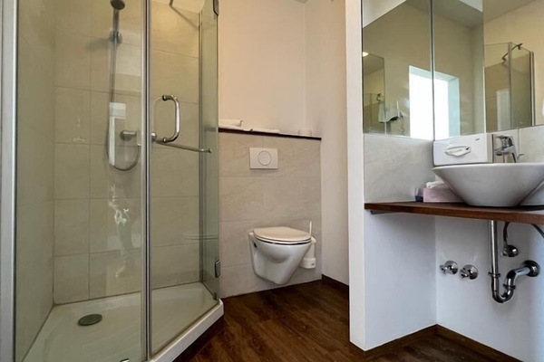 Een regendouche, gratis toiletartikelen, een haardroger, een bidet
