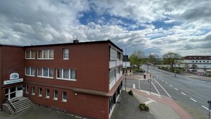 Un hôtel à la façade en briques rouges, doté de nombreuses fenêtres et d’une enseigne indiquant qu’il s’agit de l’hôtel Gifhorn Inn.