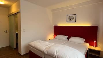 Escritorio, espacio para trabajar con laptop y cortinas blackout