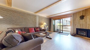 콘도, 킹사이즈침대 1개 및 소파베드, 파티오, 산 전망 (Summit Cozy Condo Getaway) | 거실 공간