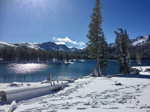 A snowy landscape with a lake, mountains, and a clear sky. - Summit Cozy Condo Getaway! (Mammoth Lakes)