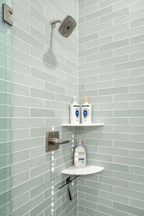 Ensemble baignoire-douche, serviettes fournies, shampooing