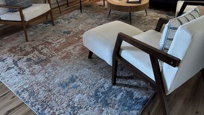A living room with a sofa, two armchairs, a coffee table, and a side table with a lamp. - The Badger House ~ Rib Mtn Ski~ (Wausau)