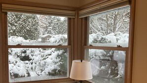 A room with two windows, each with a view of a snow-covered landscape. - The Badger House ~ Rib Mtn Ski~ (Wausau)