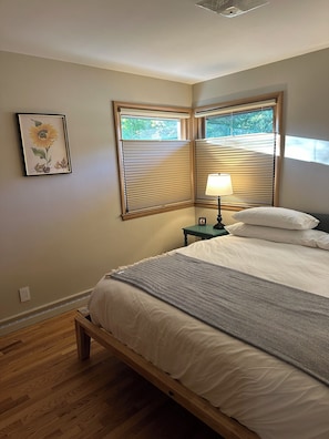 3 habitaciones, escritorio y tabla de planchar con plancha 