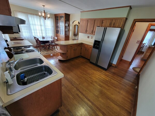 冰箱、微波炉、烤箱、炉灶