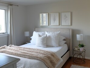 3 bedrooms, desk, bed sheets