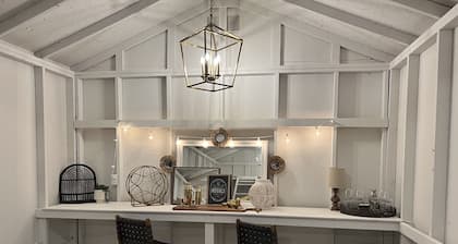 Remodeled Riverside Cottage w/sunroom, She-shed. Walk to golf, tennis, Botanica,