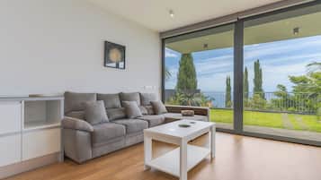 Design Villa | Living area | 42-inch flat-screen TV with cable channels, TV