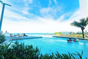 Hồ bơi ngoài trời