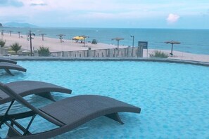 Hồ bơi ngoài trời